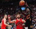 Bild: Frank Gunn/The Canadian Press/AP/dpa
Dennis Schröder (r.) kam für die Cleveland Cavaliers in Toronto wieder von der Bank.