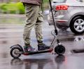 Bild: Christoph Soeder/dpa
Mitten in der Nacht fährt ein 18-Jähriger mit einem E-Scooter über eine Autobahn. (Symbolbild)