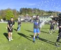 Bild: Hubert Ziegler
Der FC Amberg ist Meister der Bezirksliga Nord. Nach dem Auswärtssieg bei Furth im Wald knallten die Sektkorken.