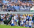 Bild: Swen Pförtner/dpa
Zusammen mit den Fans feiern die Schalker in Paderborn.