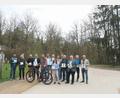 Bild: kek
Die Macher der Bikeschaukel Frankenpfalz und die Bürgermeister der kommunalen Arbeitsgemeinschaft eröffneten am Wanderparkplatz Hohe Tanne in Auerbach das 310-Kilometer-Streckennetz für Mountainbiker und Gravelbiker.