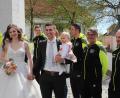 Bild: Konrad Rosner
Freudestrahlend verlassen Laura und Johannes Klinger mit ihrem gemeinsamen Töchterchen die Stadtpfarrkirche, vorbei am Ehrenspalier des FC Tirschenreuth.