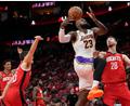 Bild: Karen Warren/AP/dpa
LeBron James verlor gegen die Rockets achtmal den Ball.