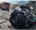 Bild: Frank Mertel/NEWS5/dpa
Für den Transporterfahrer kommt jede Hilfe zu spät. Der Fahrer des Tanklastzugs kommt dagegen mit schweren Verletzungen ins Krankenhaus.