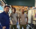 Bild: Eva Krafczyk/dpa
Arjun Malhotra (l) mit seinen kenianischen Brauerei-Mitarbeitern im Sudhaus seiner Craftbeer-Brauerei in Nairobi.