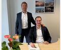 Bild: exb
Mario Englhardt (Geschäftsführender Gesellschafter der Firmengruppe, stehend) gründete Englhardt Immobilien 1994. Vor fünf Jahren ist sein Sohn Yannick Englhardt (sitzend) in das Unternehmen eingestiegen und führt es heute als Geschäftsführer.