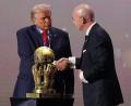 Bild: Jacquelyn Martin/AP/dpa
Umstritten: der erstmals von FIFA-Präsident Infantino (r) an US-Präsident Trump vergebene FIFA-Friedenspreis. (Archivbild)