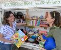 Bild: Ina Piehler
Hier herrscht Freude: Manuela Nübler (links) und Ines Filipovic vom Heimat- und Kulturverein Freudenberg beim Bestücken des Verschenkeschranks.