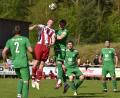 Bild: Hans Mark
Johannes Saffert (Mitte links) von der DJK Dürnsricht im Kopfballduell mit Wilhelm Frank (Mitte rechts) vom TSV Stulln.