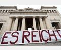 Bild: Karl-Josef Hildenbrand/dpa
Ein Transparent mit der Aufschrift „Es reicht!“ ist bei einer Kundgebung gegen sexualisierte Gewalt auf dem Königsplatz aufgespannt. Zu der Demonstration unter dem Motto „Gegen patriarchale Gewalt – für ein Ende der Unterdrückung“ aufgerufen hatte die Grüne Jugend München.