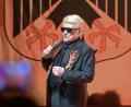 Bild: Michael Bahlo/dpa
Der Adler leuchtet in Schwarz-Rot-Gold, wenn Heino auf der Bühne singt.