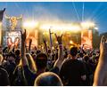 Bild: Axel Heimken/dpa
In diesem Jahr ändert sich beim Wacken Open Air nicht nur die Bechergröße, es sinkt auch der Bierpreis.