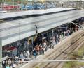 Bild: Ralf Zwiebler/dpa
Reisende warten am Bahngleis in Ulm: Wegen einer Oberleitungsstörung fuhren an dem wichtigen Bahn-Knotenpunkt nur vereinzelt Züge.
