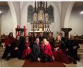 Bild: Thomas Falk
Ende November füllten Voices die Heimatpfarrkirche ihrer Chorleiterin Manuela Falk (ganz vorne rechts) in Rothenstadt. Gleiches soll nun in Windischeschenbach in St. Emmeram, der Heimatgemeinde von Moderator Andreas Wolf (hinter Falk) gelingen.
