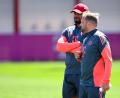 Bild: Sven Hoppe/dpa
Beim Abschlusstraining in München war der gesperrte Cheftrainer Vincent Kompany noch ganz normal dabei. Rechts sein Assistent Aaron Danks, der im Pariser Prinzenpark die Chefrolle übernehmen wird.