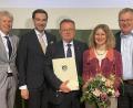 Bild: Susanne Schwab
Für seine Verdienste um die OTH Amberg-Weiden wurde der ehemalige Hochschulpräsident Prof. Dr. Erich Bauer (Mitte, hier mit dem amtierenden Präsidenten Prof. Dr. Clemens Bulitta, Laudator Dr. Stephan Oetzinger, Ehefrau Alexandra und OB Michael Cerny) mit dem Kulturpreis der Stadt Amberg ausgezeichnet.