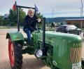 Bild: hka
Erhard Nitzbon sitzt auf seinem eigenhändig restaurierten Fendt-Schlepper. Am 1. Mai ist die erste Ausfahrt des Jahres.