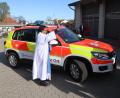 Bild: mrr
Pater Joseph John erteilte den kirchlichen Segen bei der Fahrzeugweihe des Einsatzfahrzeuges der Helfer vor Ort Rieden.