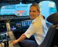 Bild: Johanna Thoma
An ihrem Arbeitsplatz: Lufthansa-Pilotin Johanna Thoma im Cockpit eines Airbus A350-900.