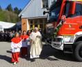 Bild: mnt
Der Pfarrer Eugen Wismeth spendete den Segen für das nagelneue und top ausgestattete Feuerwehr-Fahrzeug.