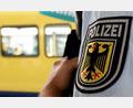 Symbolbild: Holger Hollemann/dpa
Eine 16-jährige Ausreißerin aus einer Jugendschutzstelle wird am Hauptbahnhof Regensburg von der Bundespolizei in Schutzgewahrsam genommen.