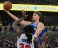 Bild: John Raoux/AP/dpa
Noch ist unklar, ob Franz Wagner (r) in der fünften Playoff-Partie gegen Detroit spielen kann.