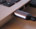 Bild: Georg Hilgemann/dpa
Bei neuen Laptops muss künftig in der EU ein USB-C-Kabel zum Aufladen anschließbar sein.