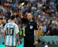 Bild: Ricardo Mazalan/AP/dpa
Weniger Gefahr für eine Gelbsperre: Hier wird Argentiniens Lionel Messi (l) bei der WM 2022 von Schiedsrichter Antonio Mateu Lahoz verwarnt. (Archivbild)