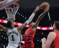 Bild: Eric Gay/AP/dpa
Wembanyama (links) führte die Spurs zum entscheidenden vierten Sieg gegen Portland.
