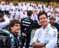 Bild: Luca Martini/SOPA Images via ZUMA Press Wire/dpa
Der Rennfahrer (l) und sein Förderer. (Archivbild)