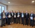 Bild: prh
Michael Ebenhöch, Lothar Müller, Hans-Dieter Dietl, Franz Wittmann, Thomas Richtmann, Dr. Marco Heß, Hubert Schwägerl, Reinald Roderer und Markus Preisinger (von rechts) wurden für 18-jährige Tätigkeit im Gemeinderat geehrt bzw. aus dem Gremium verabschiedet.