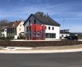 Bild: wro
Seit Ende vorigen Jahres dreht sich an der früheren Ampelkreuzung der Verkehr im Kreis. Den rot-weißen Schmuck, geschaffen von Erwin Otte, rechtfertigt Bürgermeister Toni Dutz mit "Kunst am Bau".