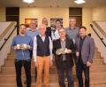Bild: bnr
Zwei Markträtinnen und fünf Markträte werden dem neuen Marktrat Schwarzenfeld nicht mehr angehören. Im Bild vorne von links: Kilian Mauderer, Gerhard Peter, Hans-Peter Hierl und Bürgermeister Peter Neumeier. Hintere Reihe von links: Manfred Kurz, Susanne Lindner, Birgitt Hasenkopf, Martin Bauer.