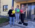Bild: san
Ramona Reiche, Melanie Roppert und Louisa Hebauer (von links) sind die drei Organisatorinnen des ersten Edelsfelder Dorfflohmarkts. Sie haben schon mal die Luftballons hergerichtet. Damit nämlich sollen diejenigen, die als Verkäufer mitmachen, ihre Grundstücke am Samstag, 16. Mai, markieren, um für die Käufer gut sichtbar zu sein.