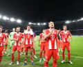Bild: Federico Gambarini/dpa
Die Bayern-Profis um Torjäger Harry Kane (vorne) bedanken sich bei den mitgereisten Fans für die Unterstützung im Prinzenpark.
