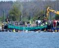 Bild: Philip Dulian/dpa
Das Tier bewegte sich durch eine zuvor ausgebaggerte Rinne in die sogenannte Barge, nachdem Helfer ihn zuvor mit Gurten in diese Richtung gezogen hatten.