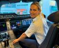 Bild: Johanna Thoma
An ihrem Arbeitsplatz: Lufthansa-Pilotin Johanna Thoma im Cockpit eines Airbus A350-900.