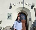 Bild: lnz
Tina Zeitler vor dem Rathaus in Plößberg: In wenigen Tagen tritt sie ihr Amt als Bürgermeisterin an.