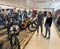 Bild: Christian Lingl
"Meister Nordic & Bike" in Hirschau wächst. Darüber freut sich auch Mitarbeiter Heiko Meinel, der gerade eine Kundin berät.