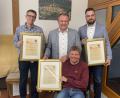 Bild: Josef Glas
Bürgermeister Anton Kappl (Mitte) verabschiedet Matthias Beck (links) , Dominik Adam und Florian Ermer und aus dem Marktgemeinderat.