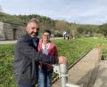 Bild: Stefanie Swann
Elmar Halk ist der zukünftige Bürgermeister der Gemeinde Birgland. Mit seiner Fraktionskollegin Karin Fruth steht er an der Wasserpumpe nahe seiner Arbeitsstätte am Wasserwerk Schlögelsmühle.