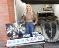 Bild: Marion Fedder/Wallocha/dpa
Marion Fedder, die Witwe von Jan Fedder hat den alten Peugeot 402 aus dem Filmklassiker „Das Boot“ in einer Garage gefunden.