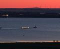 Bild: Bodo Marks/dpa
Das Schleppschiff Robin Hood (r) schleppt die Barge in die Ostsee Richtung Fehmarn.