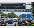 Bild: Stefan Puchner/dpa
Nur bei Stau darf die Polizei in Bayern Autofahrer auf die Autobahn zurückschicken. (Symbolfoto)
