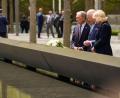 Bild: Seth Wenig/AP/dpa
König Charles III. (M) und Königin Camilla gedenken der Opfer von 9/11.