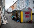 Bild: Daniel Vogl/dpa
Viele Städte haben damit zu kämpfen, dass manche Menschen Sperrmüll, Altkleider und anderen Unrat einfach neben Glascontainern abstellen.
