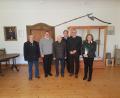 Bild: gi
Adolf Graf (Dritter von links) feierte seinen 90. Geburtstag im Schloss Burgtreswitz. Dazu gratulierten der Vorsitzende des Fördervereins Peter Garreiss, Pfarrer Udo Klösel, Feuerwehr-Vorsitzender Christopher Hanauer, Dritter Bürgermeister Helmut Meindl und Schützenmeisterin Jutta Fuchs (von links).