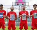 Bild: Riza Ozel/AP/dpa
Iranische Nationalspieler zeigen Bilder von Kindern, die bei einem Angriff der USA und Israels auf den Iran getötet worden sein sollen. (Archivbild)