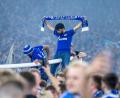 Bild: David Inderlied/dpa
Solche Szenen soll es bei einem Schalker Aufstieg diesmal nicht geben. (Archivbild)