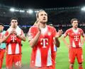 Bild: Federico Gambarini/dpa
Besiegt, aber noch nicht geschlagen: Harry Kane (vorne) und Kollegen danken den mitgereisten Bayern-Fans für die Unterstützung im Parc des Princes.